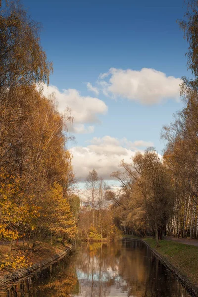 Herbstlicher Sokolniki-Park — Stockfoto