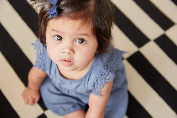 Bayi perempuan duduk di karpet — Stok Foto