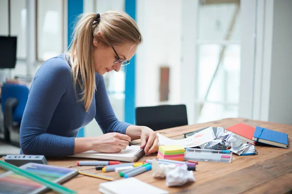 Diseñadora femenina toma notas — Foto de Stock