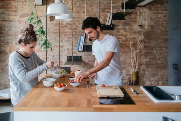 Pasangan menyiapkan sarapan di dapur counter — Stok Foto