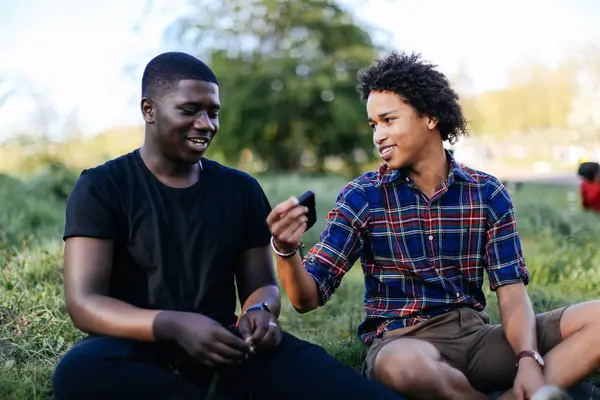 Dois amigos masculinos — Fotografia de Stock