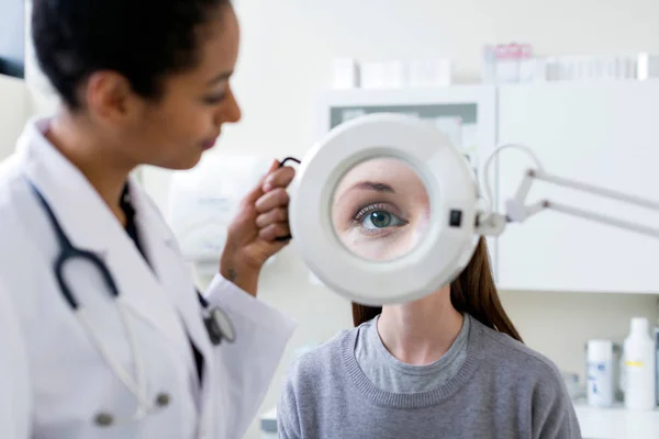 Arzt gibt Patienten Sehtest — Stockfoto