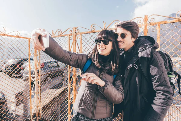 Coppia scattare smartphone selfie — Foto Stock