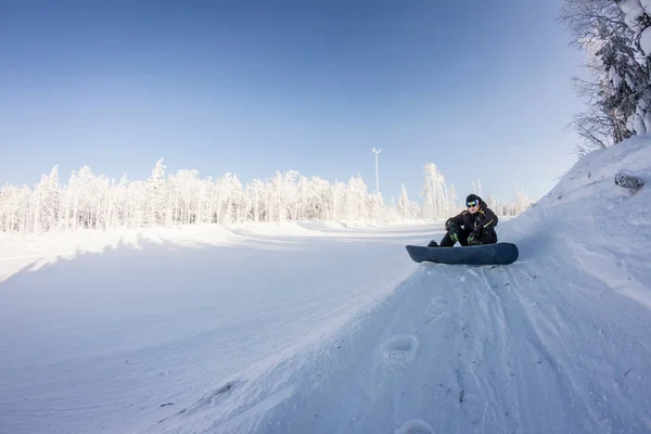 Σκιέρ Που Αναπαύεται Στο Χιόνι Λευκό Όρος Σβερντλόφσκ Ρωσία — Φωτογραφία Αρχείου