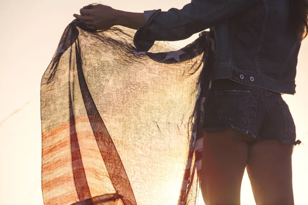 Kvinde Iført Denim Shorts Holder Amerikansk Flag Midten Sektionen Bakspejlet - Stock-foto