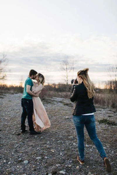 Fotograaf Fotograferen Paar Paar Zoenen Landelijke Omgeving — Stockfoto