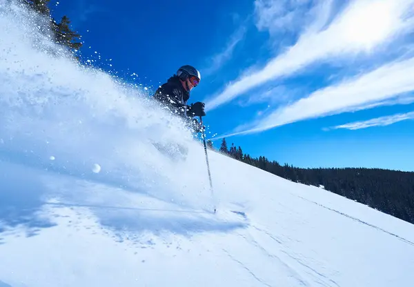 Hombre esquiando abajo —  Fotos de Stock