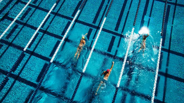 Vue aérienne des nageurs dans la piscine — Photo