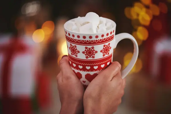 Woman holding hot chocolate — Stock Photo, Image