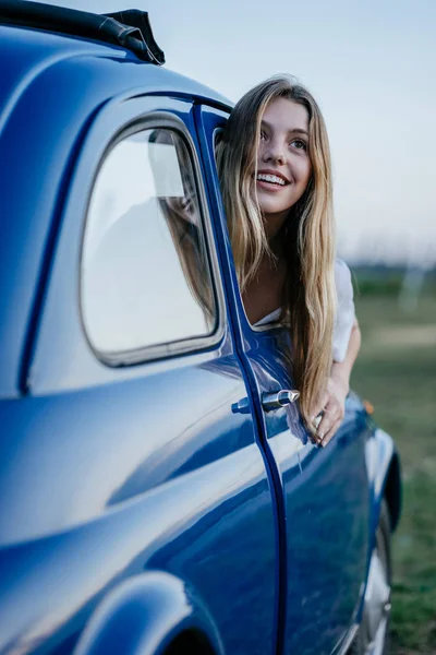 Turista dentro de coche —  Fotos de Stock