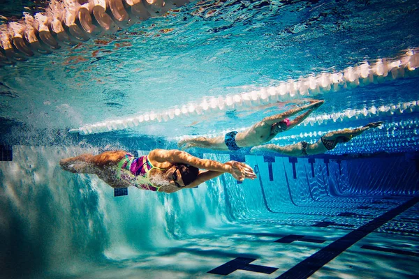 Pływacy robi freestyle w lane — Zdjęcie stockowe