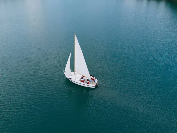 Zeilboot op meer — Stockfoto