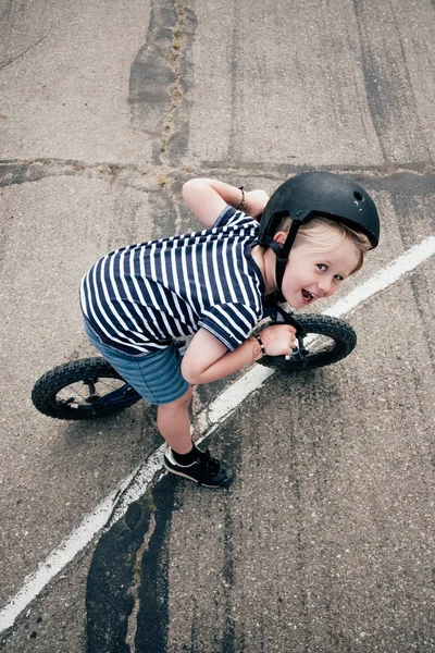 少年屋外、乗馬自転車 — ストック写真
