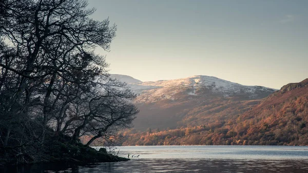 Montañas cubiertas de nieve en Ullswater — Foto de Stock