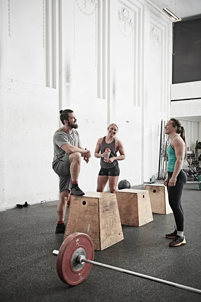 Amigos conversando no ginásio cross training — Fotografia de Stock