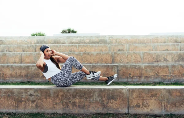 Mujer joven haciendo ejercicio al aire libre — Foto de Stock