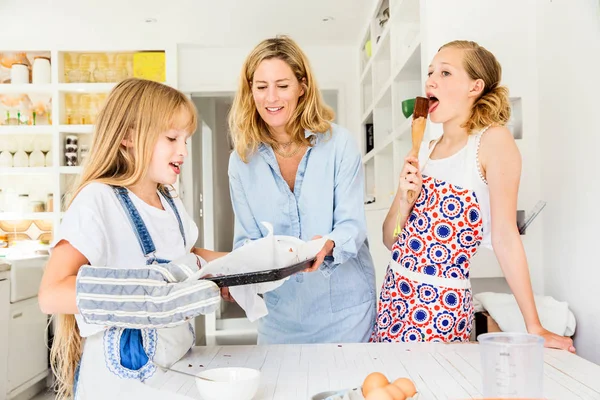 Mother and daughters baking in kitchen — Stock Photo, Image