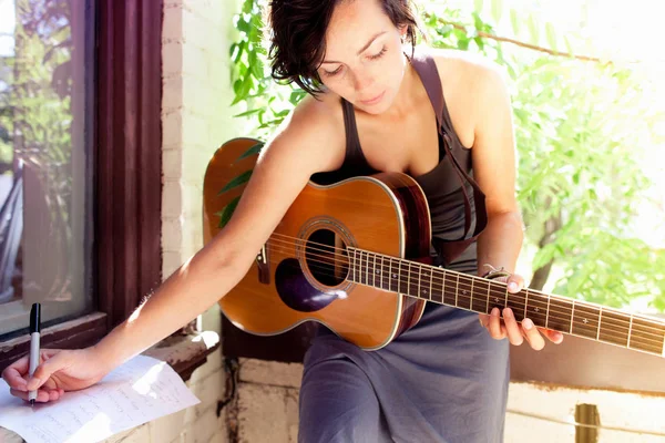 Femme Écrivant Musique Avec Guitare — Photo