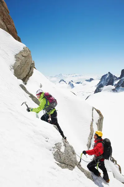 Two people climbing on mountain — Stock Photo, Image