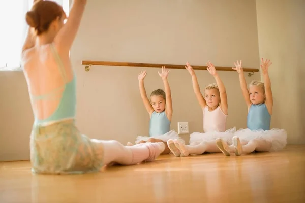 Meisjes die zich uitstrekt in ballet klas — Stockfoto