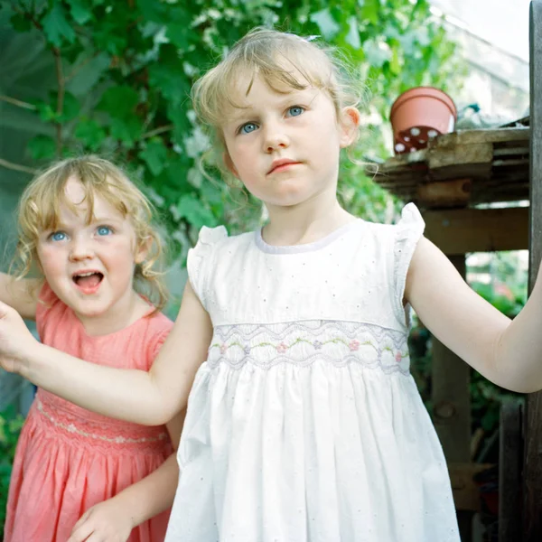 温室での 2 人の少女 — ストック写真