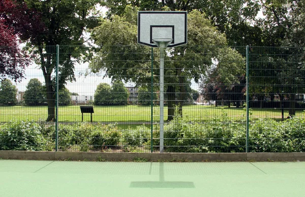 Basketball court in city park — Stock Photo, Image