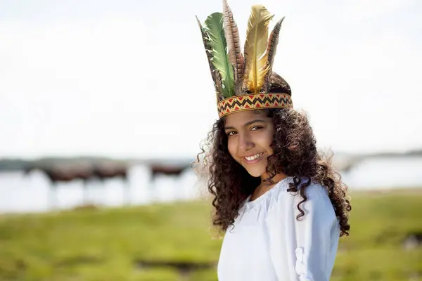 Dziewczyna ubrana w strój Native American — Zdjęcie stockowe
