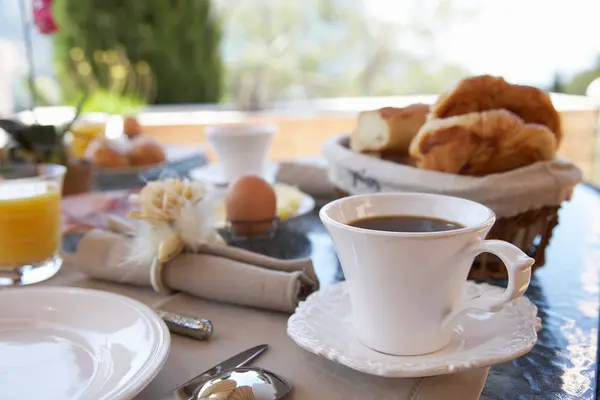 Café y comida en la mesa del desayuno — Foto de Stock