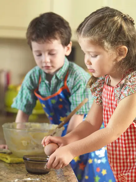 Niños Horneando Juntos Cocina — Foto de Stock