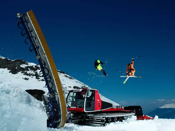 Esquiadores Pulando Perto Máquina Piste Montanha Coberta Neve — Fotografia de Stock