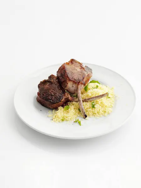 Lamb kotelet met couscous op plaat — Stockfoto