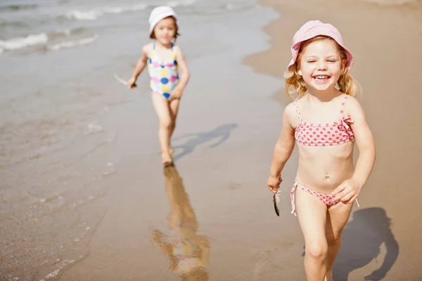 Meninas Sorridentes Andando Ondas Praia — Fotografia de Stock