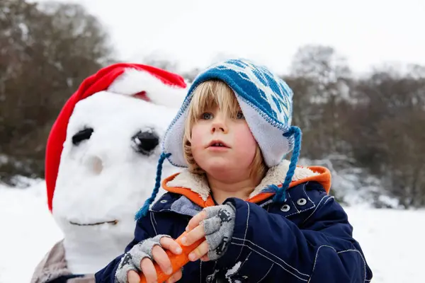 Chłopiec Marchwi Nos Snowmans — Zdjęcie stockowe