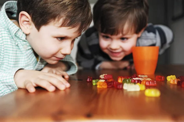 Jungen Spielen Mit Süßigkeiten Tisch — Stockfoto