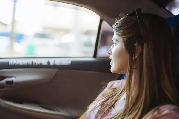Młoda Kobieta Szuka Taksówki Okno Manila Filipiny — Zdjęcie stockowe