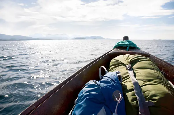 Träbåt med ryggsäckar — Stockfoto