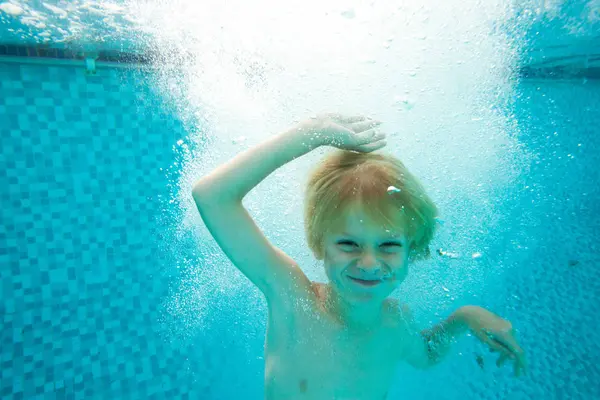 Lächelnder Junge Der Pool Schwimmt Selektiver Fokus — Stockfoto