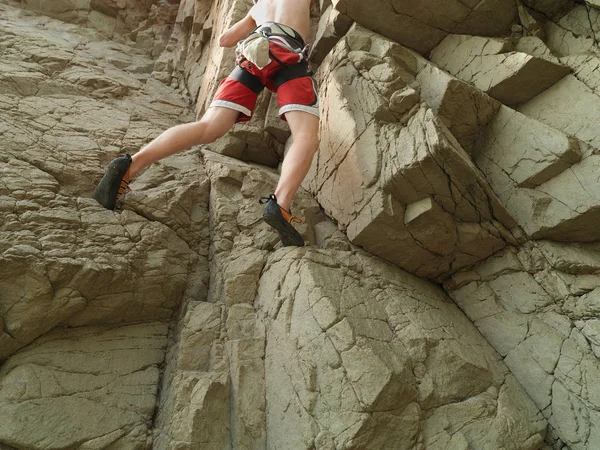 Rock Climber Scaling Steep Rock Face — Stock Photo, Image