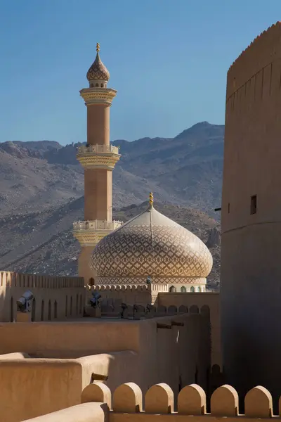 Kupolák, a mecset és sivatagi — Stock Fotó