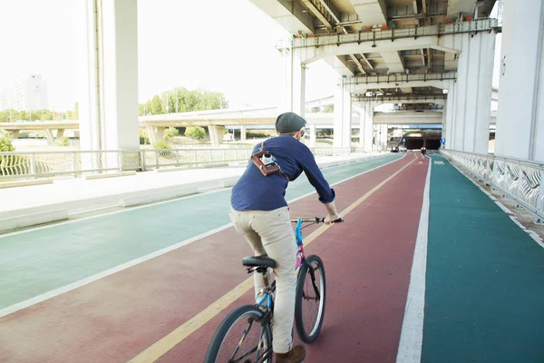 Tylny Widok Męskiej Turystyki Rowerowej Torze Rowerowym Seul Korea Południowa — Zdjęcie stockowe