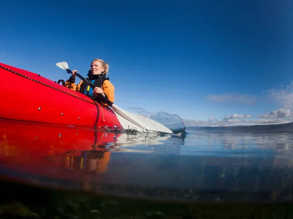妇女皮划艇在寂静的湖 — 图库照片