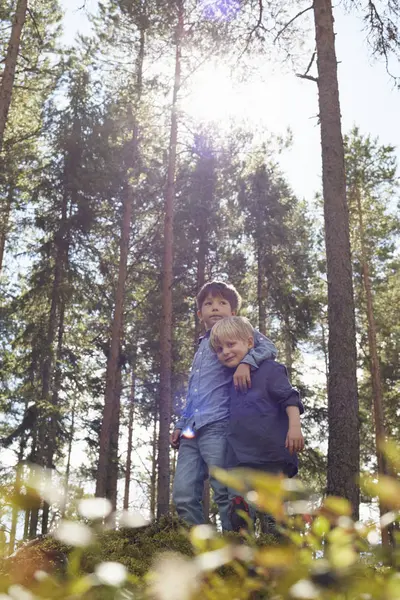 Brothers Standing Forest Arm — Stock Photo, Image