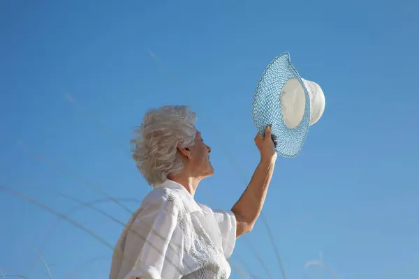 Senior Woman Holding Hat — Stock Photo, Image