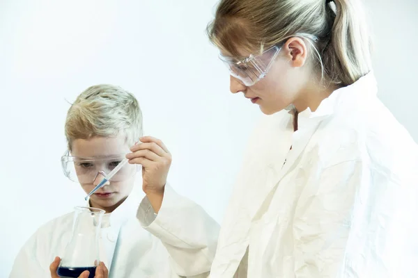 Hermano Hermana Usando Gafas Seguridad Haciendo Experimento Científico —  Fotos de Stock