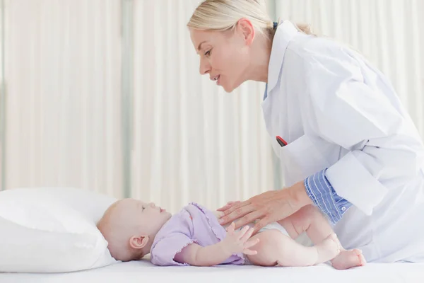 Médico Examinando Bebê Escritório — Fotografia de Stock