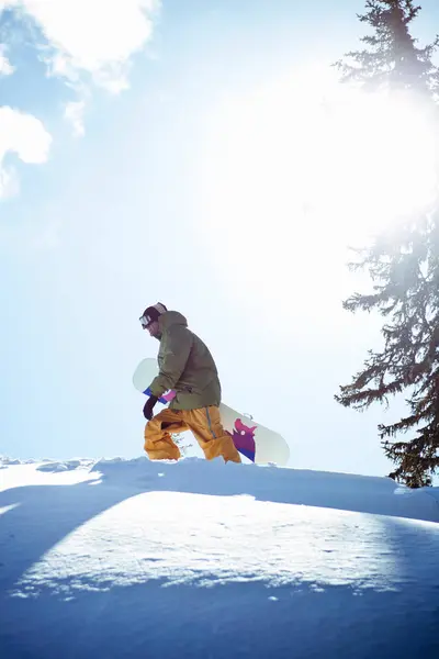 Άνθρωπος Που Μεταφέρει Snowboard Στην Πλαγιά Του Βουνού — Φωτογραφία Αρχείου