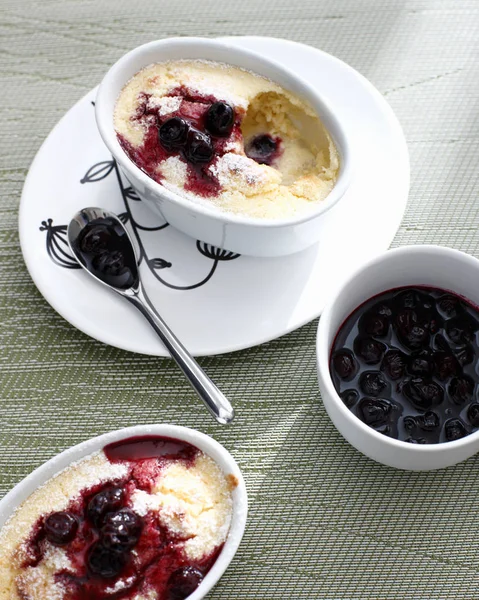 Lemon tarts dengan blueberry dalam mangkuk — Stok Foto