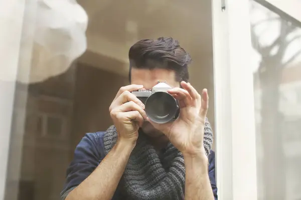 Portræt Ung Mand Fotografering Med Spejlreflekskamera - Stock-foto