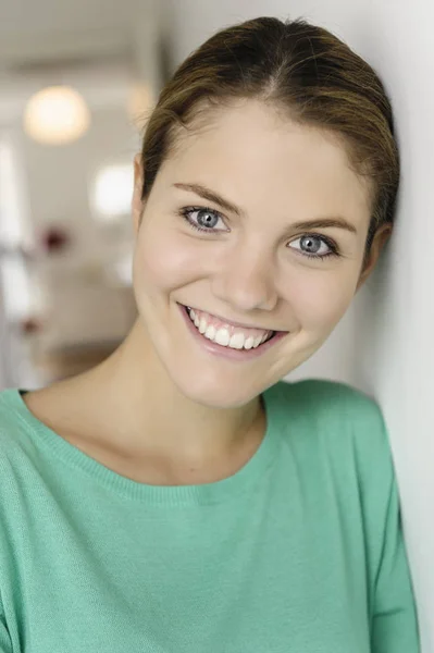 Close Portrait Young Woman Leaning Wall — Stock Photo, Image