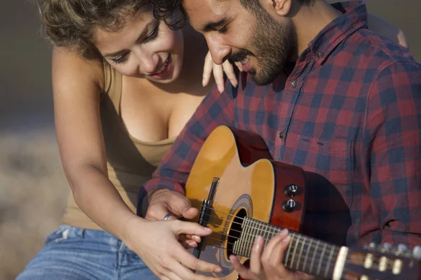 Junges Paar Mann Spielt Gitarre — Stockfoto